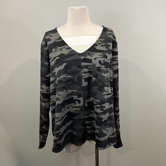 NWT SANCTUARY Grey Camo V‎ Neck Shirt (1X) - Picture 2 of 8